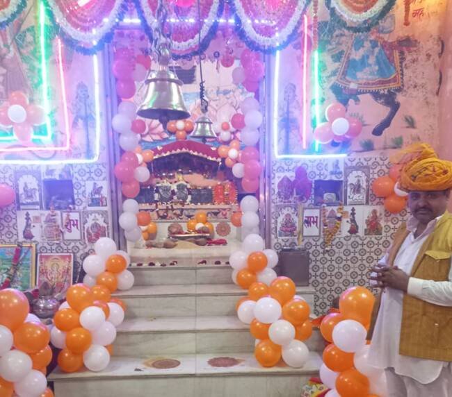 देव धाम श्री देव नारायण मन्दिर का गर्भगृह, उत्सव की सजावट के साथ