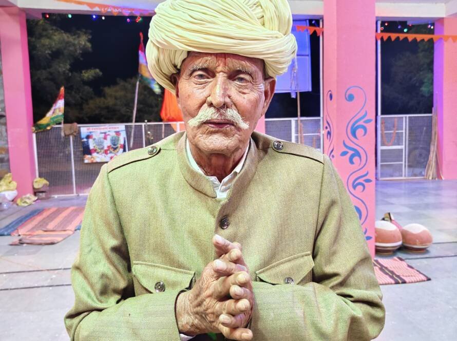 मंदिर परिसर में श्रद्धालु